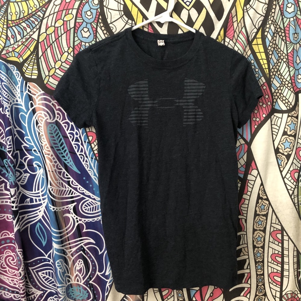 dark grey under armour t-shirt